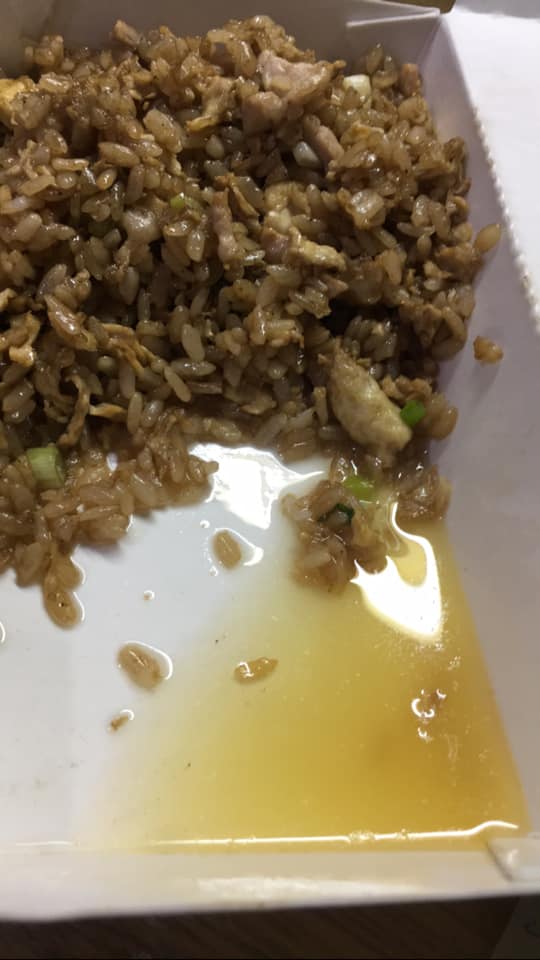 ▲原PO指出自己在小吃店買的炒飯，盒底下全部都是油。（圖／翻攝爆怨2公社臉書）