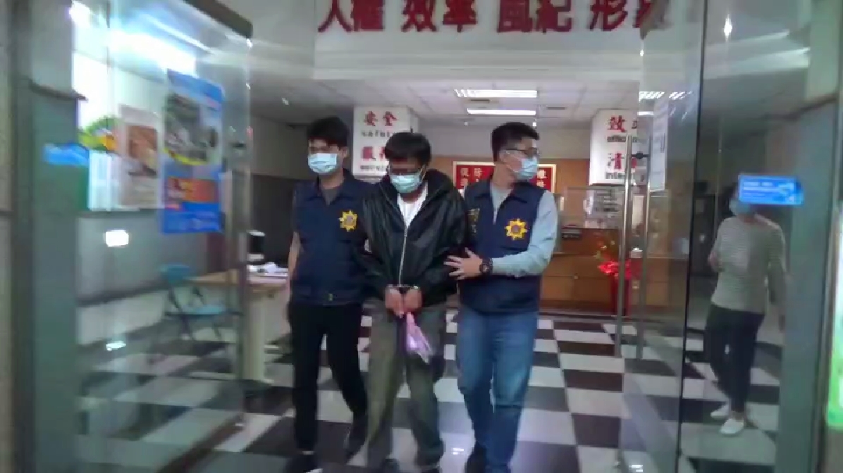 ▲黎嫌因為沒錢加油，牽車回家途中被警方逮捕。（圖／翻攝畫面）