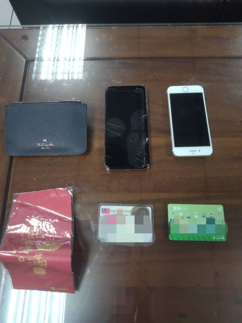 ▲嫌犯第三次行搶終於得手,卻只搶到手機、信用卡,沒有現金,連騎乘的機車都沒錢加油。(苓雅分局提供)
