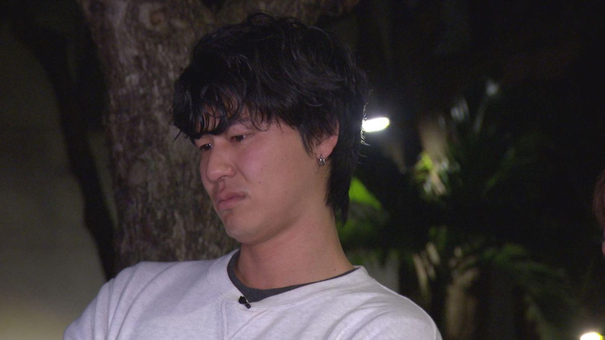 ▲風田強忍淚水，看著父母飄洋過海來的影片。（圖／TVBS）