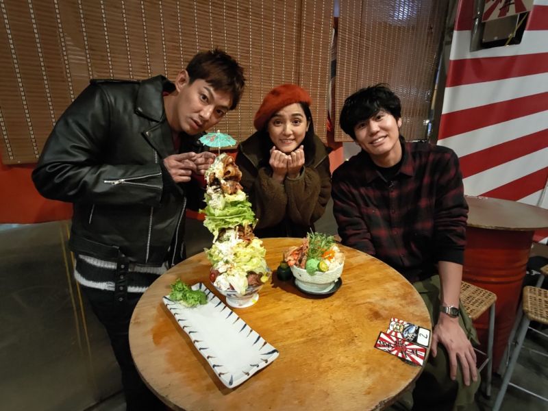 ▲威廉(左起)、朵拉、風田挑戰巨無霸美食。(圖/TVBS)