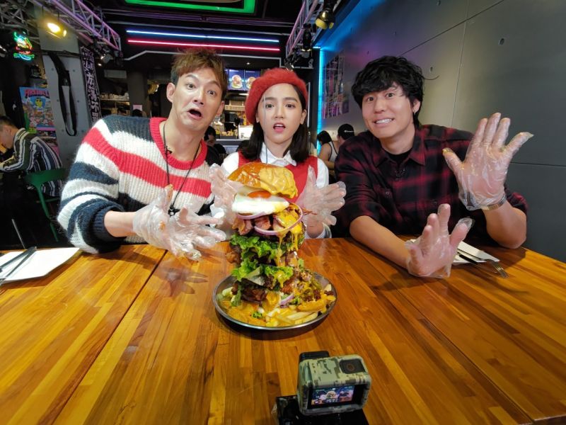 ▲威廉(左起)、朵拉、風田挑戰巨無霸美食。(圖/TVBS)