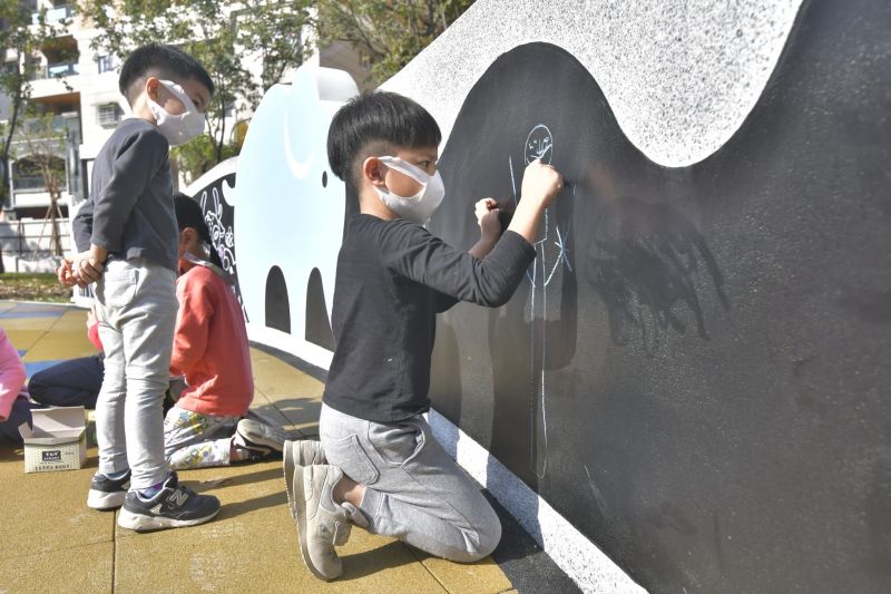 ▲特色遊戲場採分齡分區設計並通過遊戲場安全檢測通過。（圖／高市工務局提供）