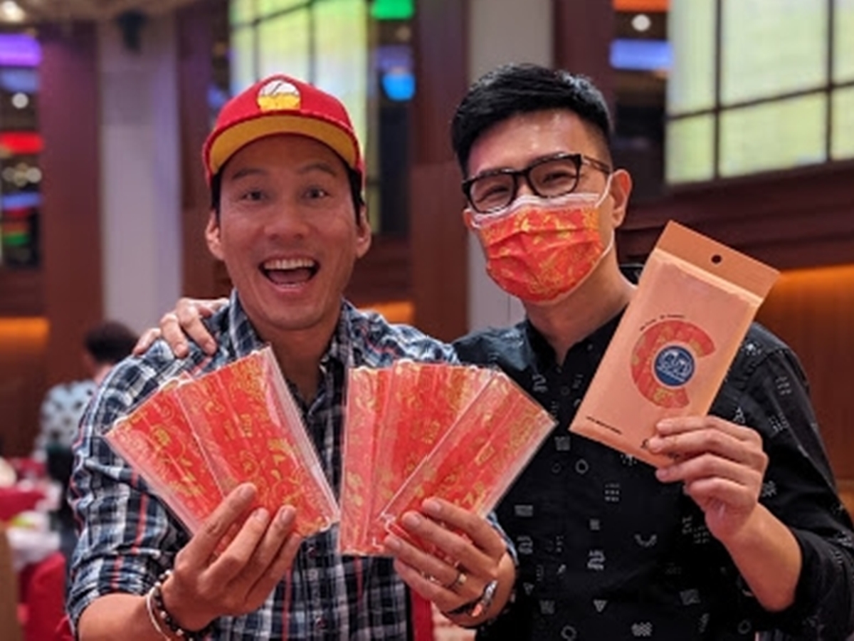 ▲蔣偉文（右）送艾力克斯口罩。（圖／艾迪昇）