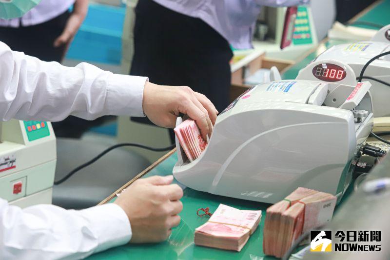 ▲新台幣兌美元早盤再衝上27字頭、強升逾4角。(圖/資料照,記者葉政勳攝)