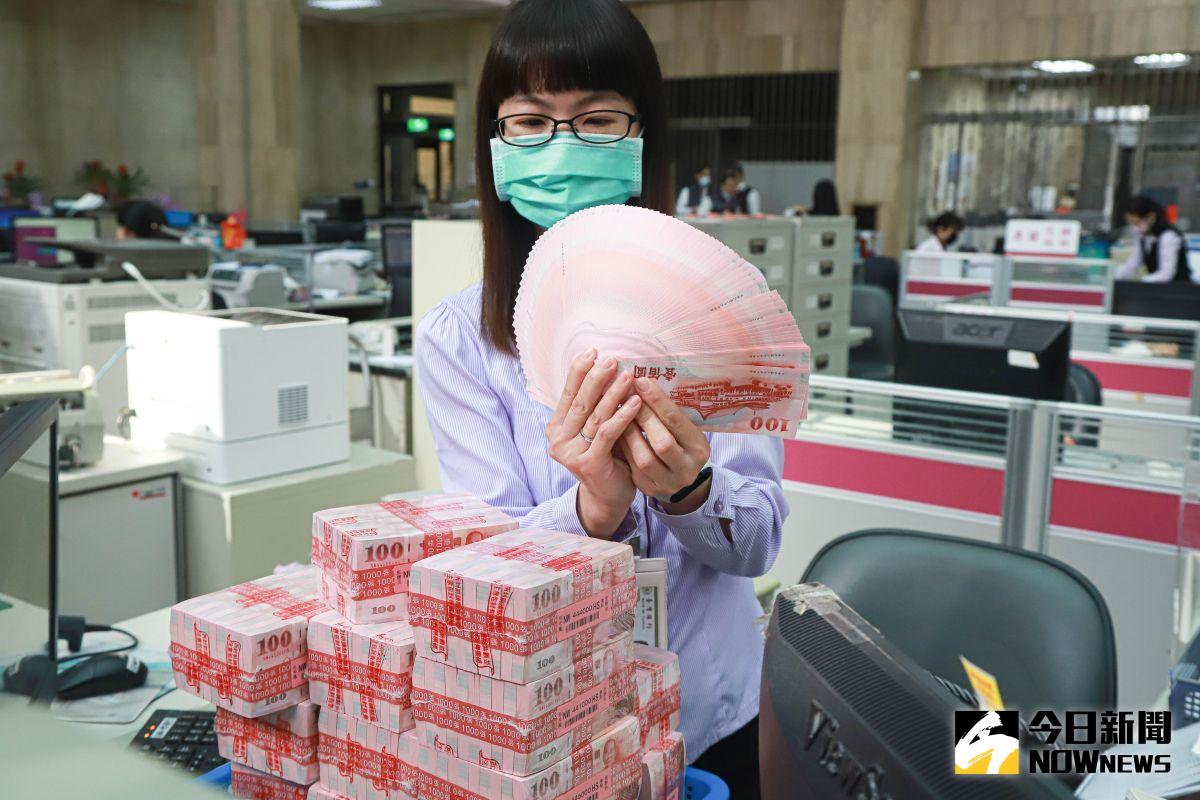 ▲金牛年首個交易日，台北股、匯市齊揚，新台幣兌美元早盤再衝27字頭、強升逾4角。（圖／資料照，記者葉政勳攝）