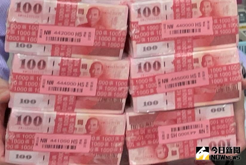 ▲台北股匯市2月19日早盤表現兩樣情，台股走跌，新台幣兌美元早盤則再衝27字頭，一度觸27.907元、強升4.23角。（圖／資料照，記者顏真真攝）