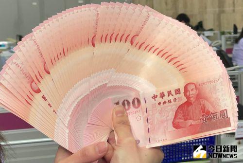 ▲中央銀行說明，新台幣改版是為強化「無障礙設計」與「ESG 永續概念」。（示意圖／記者顏真真攝）