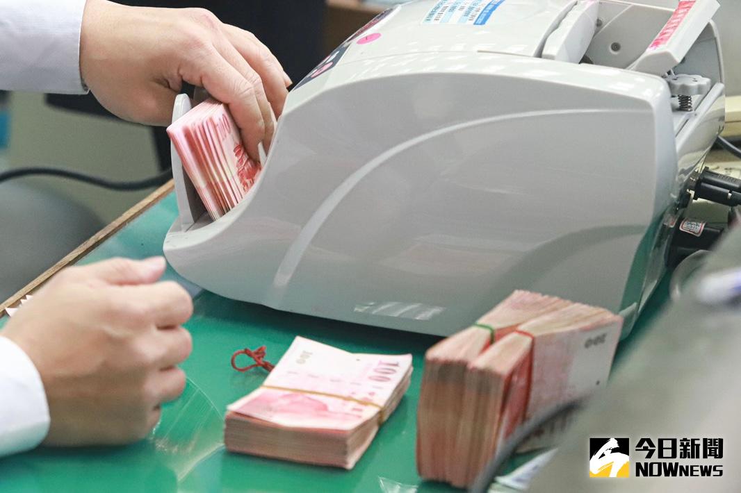 ▲台股大跌，外資今天也賣超台股。新台幣連3貶收27.979元。（圖／NOWnews資料照，記者葉政勳攝）