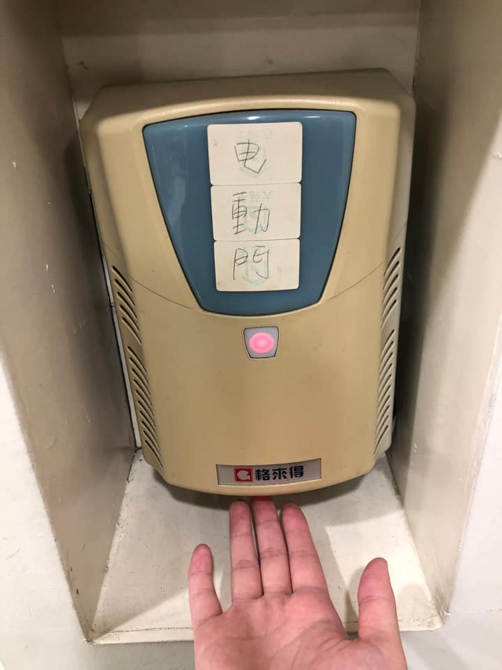 ▲有網友支援圖片「聰明的要貼張標籤」。(圖/翻攝自臉書社團《路上觀察學院》)