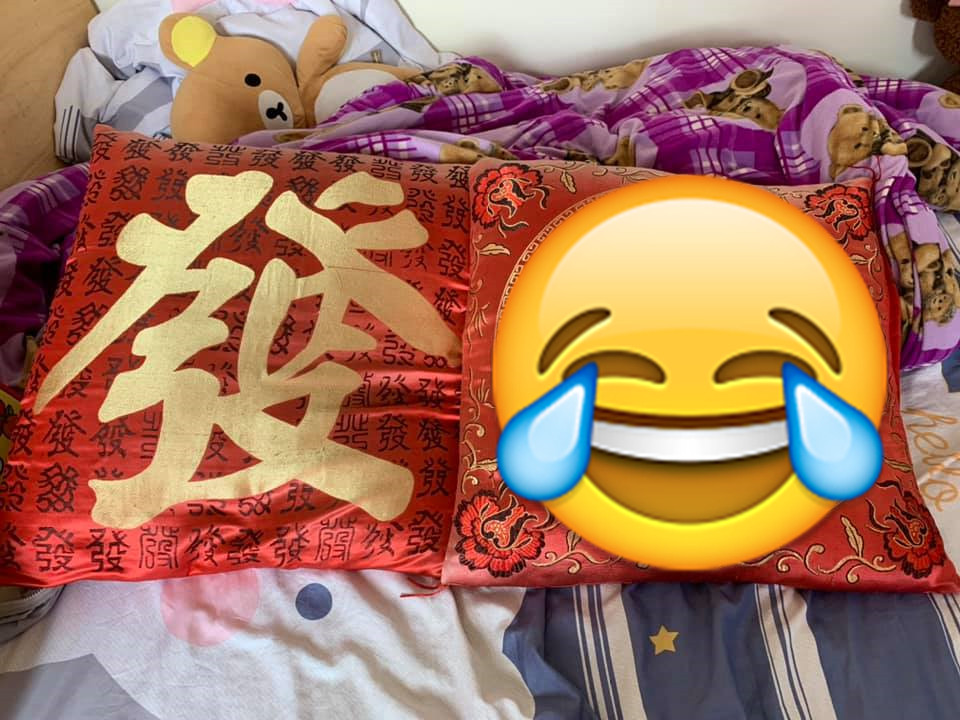 ▲一名女網友秀出爸爸買的過年應景抱枕，只見兩顆抱枕擺在一起，剛好湊成「發福」兩字，讓人笑翻。（圖／翻攝自臉書社團《爆怨公社》）