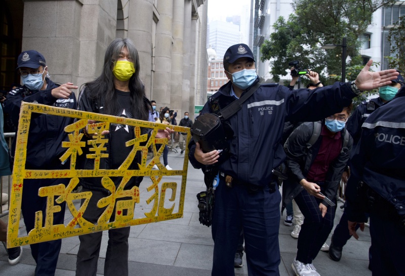 ▲民主派人士守護在法院外，呼籲港府和北京釋放黎智英。（圖／美聯社／達志影像）