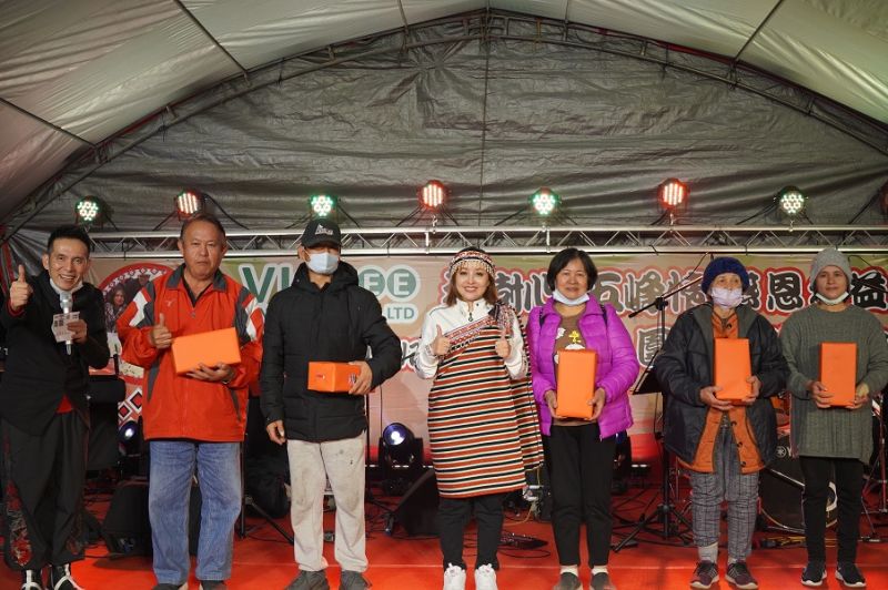 ▲村樹集團董事長王黃盈盈(左四)率領全體員工進行公益捐贈活動。（圖／資料照片）
