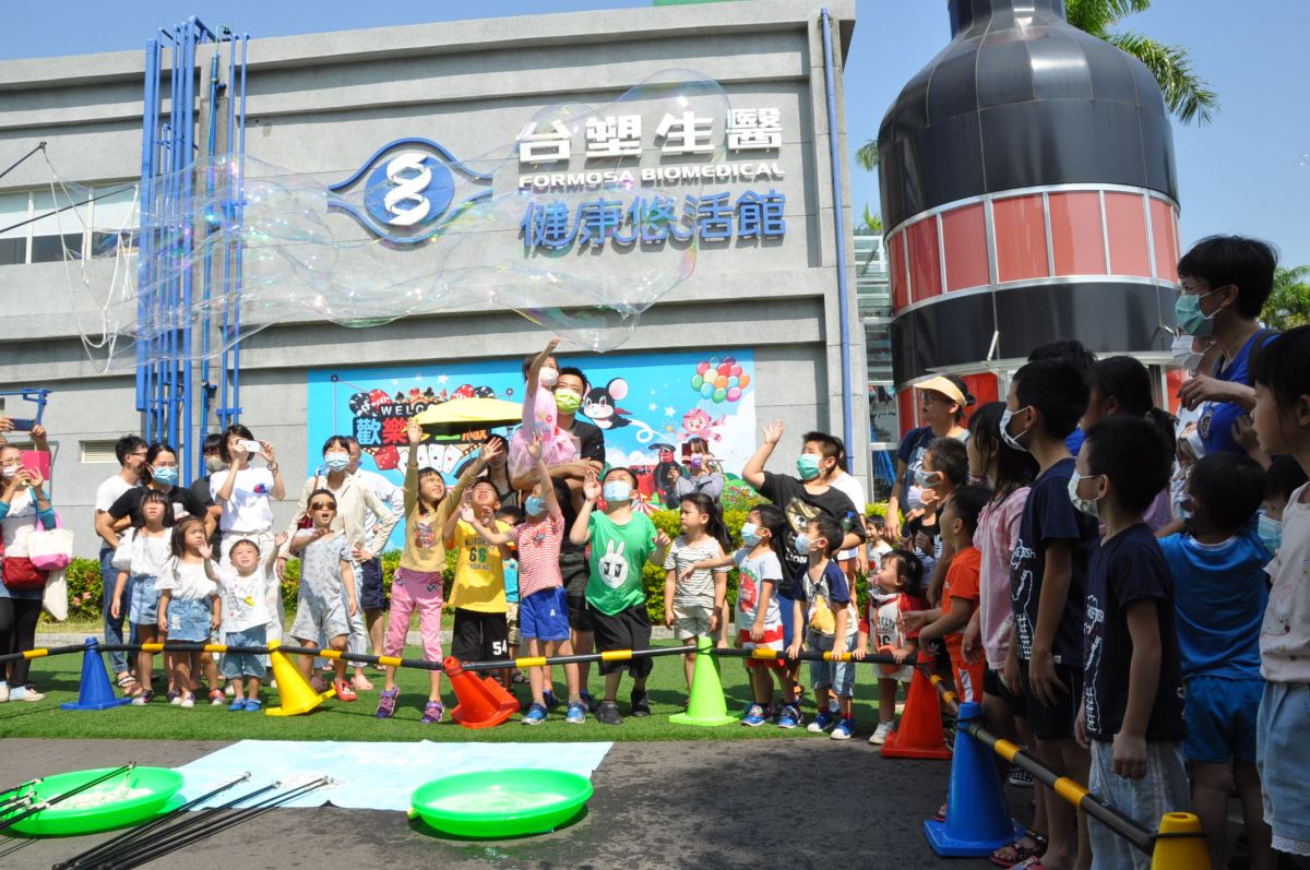▲春節連假不打烊的觀光工廠，除有期間限定免費參觀外，還有多種產品限時優惠。圖為彰化台塑生醫健康悠活館春節不打烊，還引進氣墊探索樂園。（圖／
台塑生醫提供）
