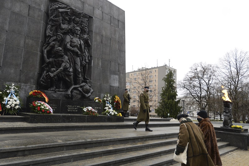 ▲德國近年力將仍在世的納粹人員繩之以法，圖為位於波蘭華沙的大屠殺事件紀念碑。（圖／美聯社／達志影像）