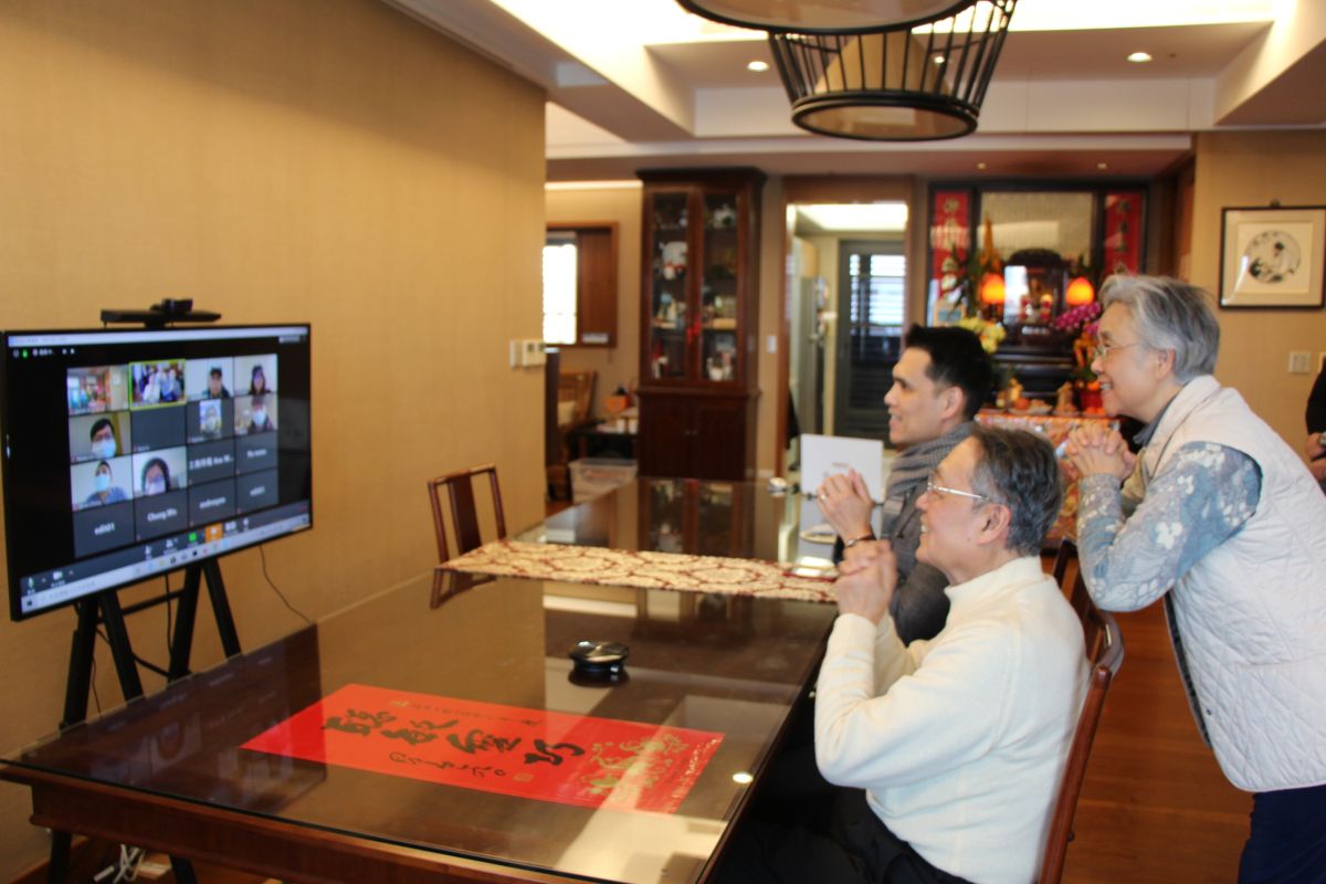 ▲今年疫情威脅仍在，宏碁集團創辦人施振榮再次呼籲大家以視訊拜年。圖為去年新春團拜，施振榮特別安排以視訊拜年。（圖／施振榮辦公室提供）