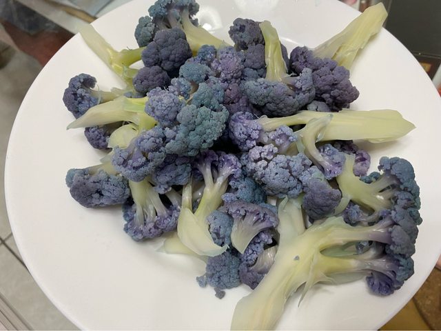 ▲網友分享紫色花椰菜煮熟後的模樣。（圖／翻攝自PTT）