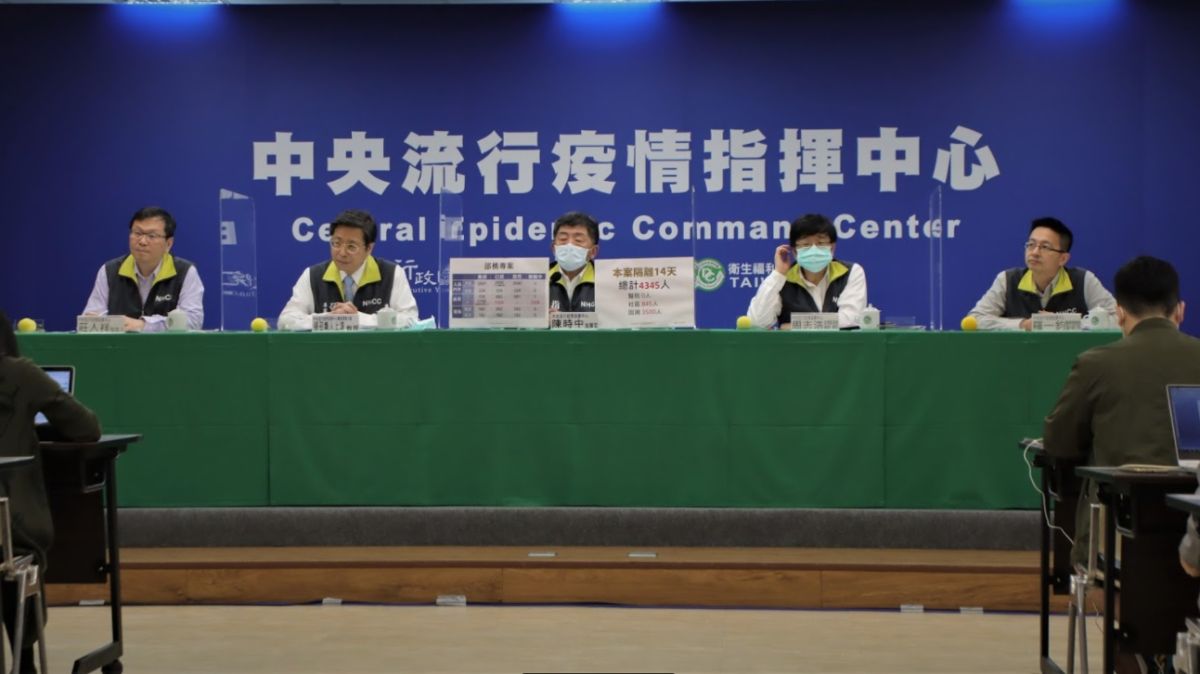 ▲中央流行疫情指揮中心指揮官陳時中（中）說明防疫相關作為。（圖／資料照，指揮中心提供）