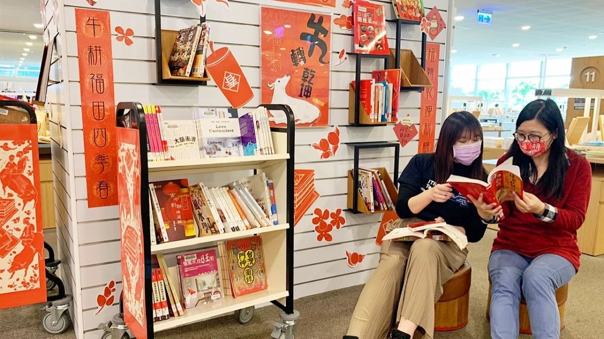 ▲春節期間圖書館推出「新春主題書展」，展區有居家風水、居家清潔、盆栽擺飾、團圓年菜食譜等等年味十足的書籍。（圖／高市圖提供）