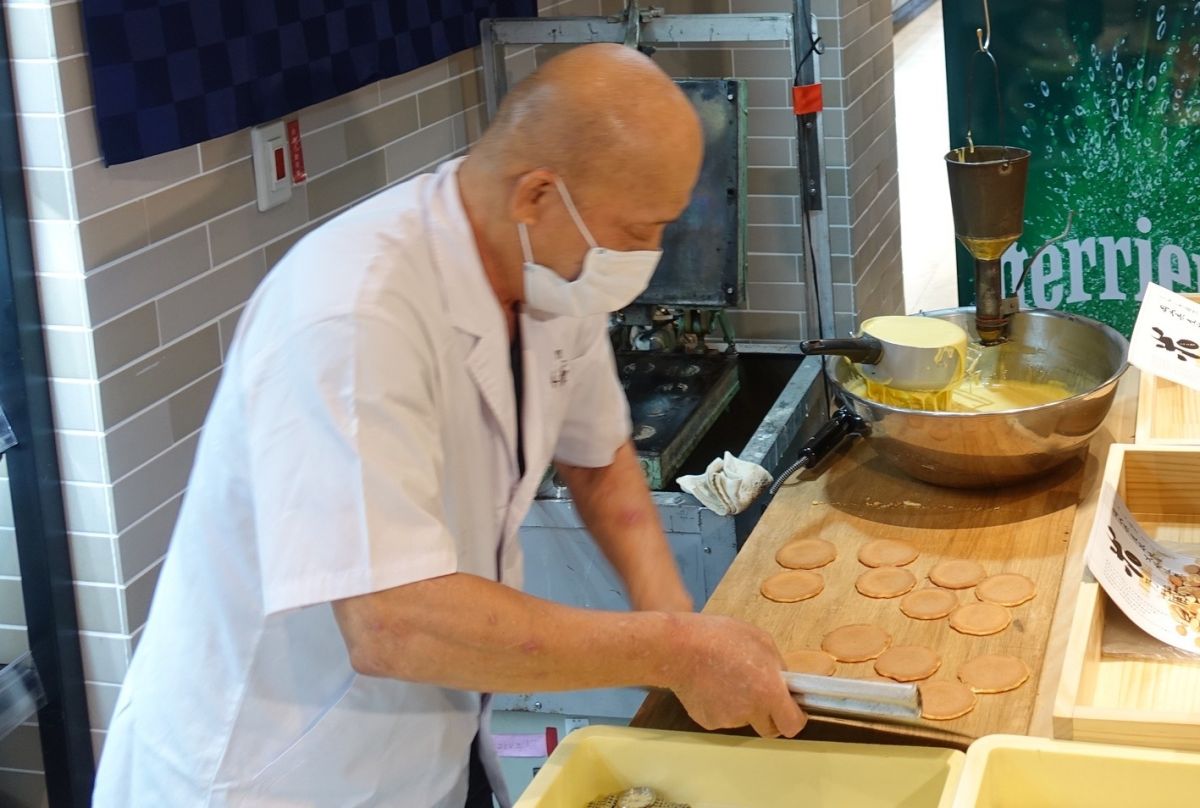 ▲百貨業者推出超商限定活動，更邀請日本職人現場製作傳統美食。（圖／業者提供）