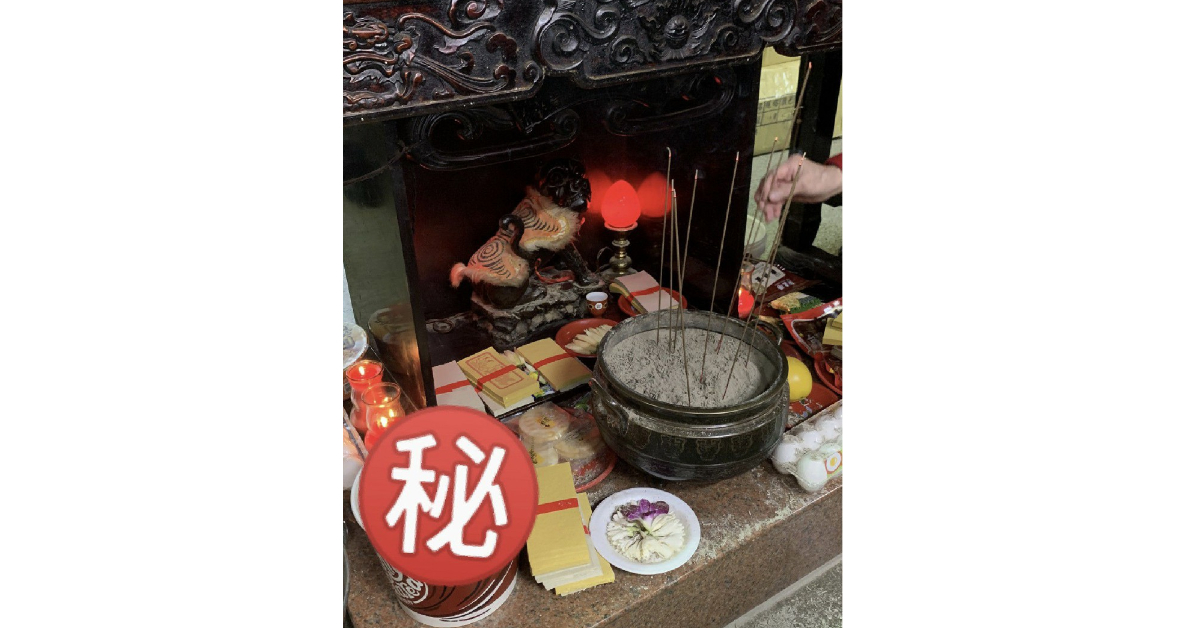 ▲這幾年用炸雞拜虎爺風氣夯，日前就有網友把照片po上網，竟有眼尖網友發現這桶炸雞「不尋常」。（圖／翻攝PTT）