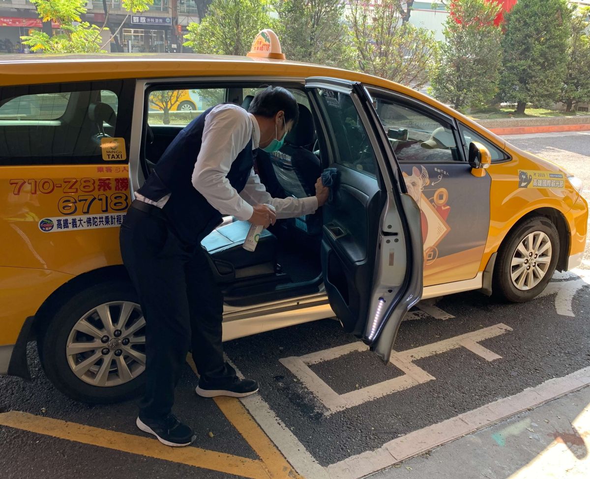 ▲高雄市交通局落實公共運輸防疫工作，督導公共運輸業者落實執行運具防疫清潔消毒作業，以提供民眾安全的公共運輸環境。(資料照／記者黃守作攝)