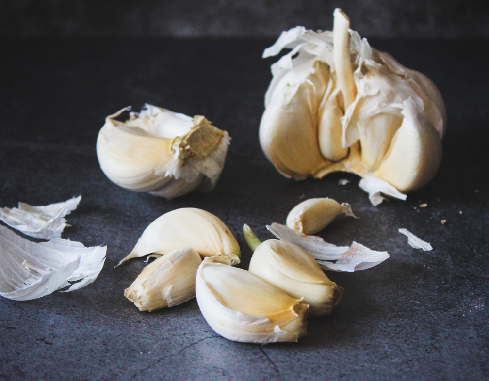 ▲不少婆媽常因為蔥、大蒜難保存而苦惱，對此，《台灣妞韓國媳》也不藏私地分享「5撇步」保存大蒜的方法。（示意圖／取自unsplash）