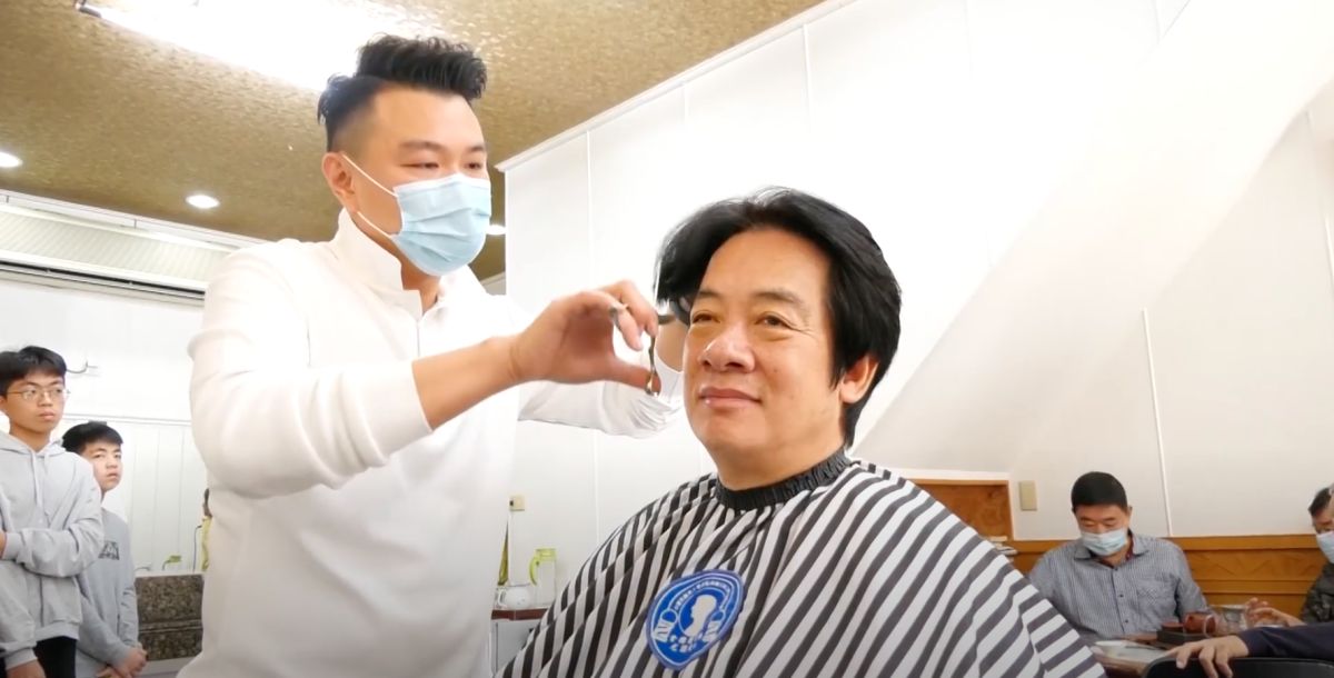 ▲副總統賴清德的理髮師分享「清德頭」零失敗重點，讓賴清德好害羞。（圖／總統府提供）