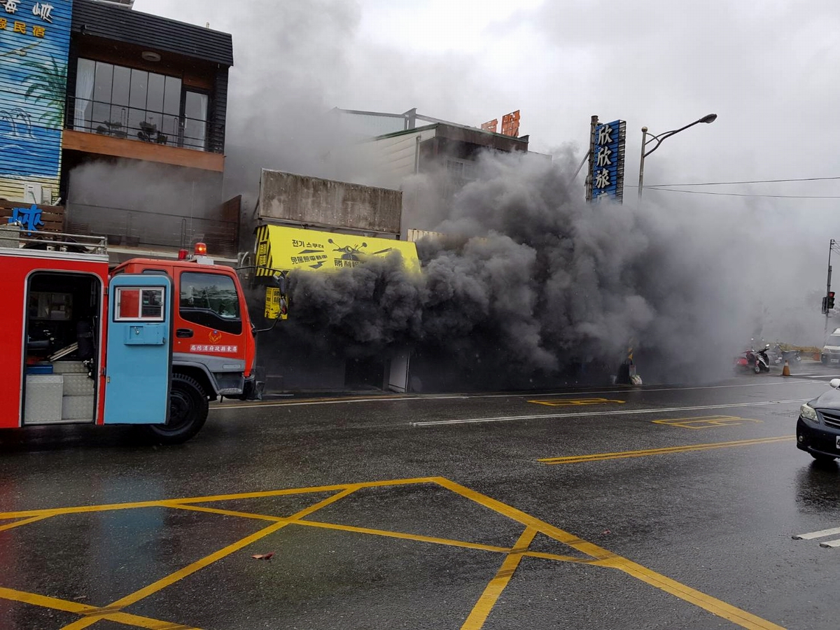 ▲墾丁大街店家火警，半小時火勢撲滅，另延燒隔壁267號以及263號外牆被燻黑，所幸無人員傷亡。（圖／記者黃正忠翻攝, 2021.02.09）