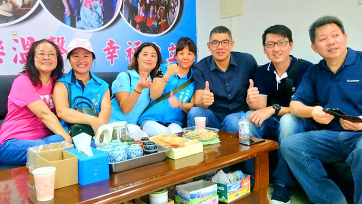 ▲國民黨智庫副董事長連勝文，預計在2022年派出子弟兵參選市議員，第一個派出的就是「滇緬軍的後裔」錢震宇。右邊起算第2人為錢震宇，第3人為連勝文。（圖／翻攝錢震宇臉書）