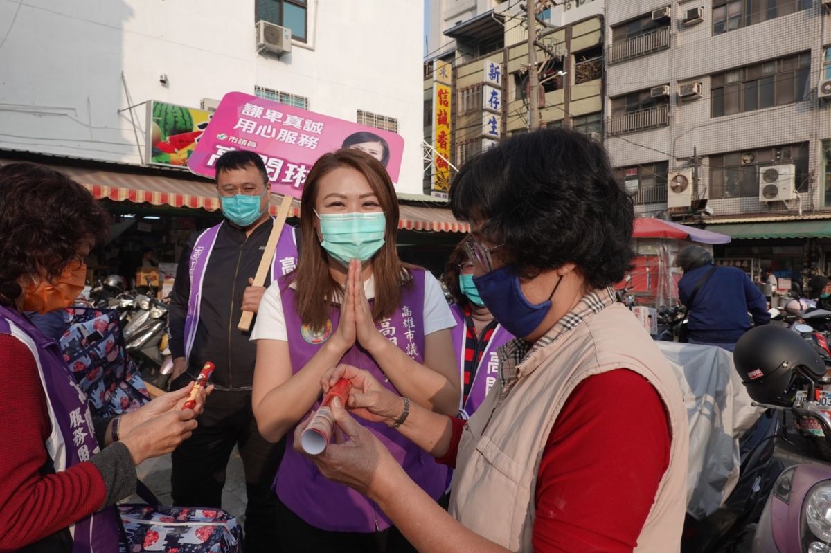 ▲高雄市議員高閔琳今（9）日上午到岡山文賢市場發春聯，和民眾搏感情。（圖／高閔琳服務處提供）