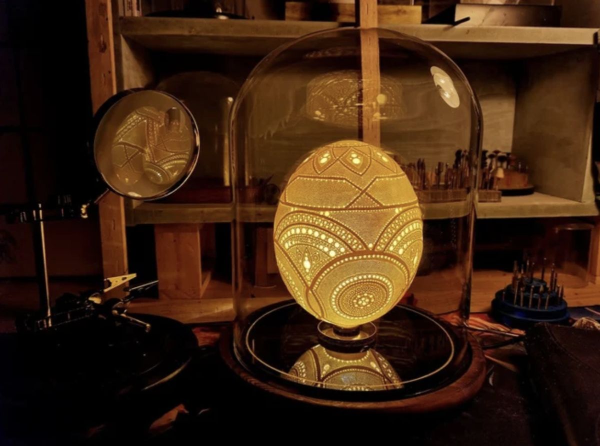 ▲越南藝術家 Nguyen Hung Cuong 花了3年的時間，在鴕鳥蛋上鏤刻出超過 4 萬個洞，做成一盞裝飾燈，成品美得令人驚艷。（圖／翻攝自IG）