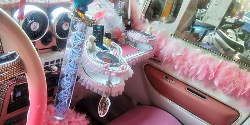 ▲網友分享自己的車子內部裝飾，全粉紅配件引發熱議。（圖／爆怨2公社）
