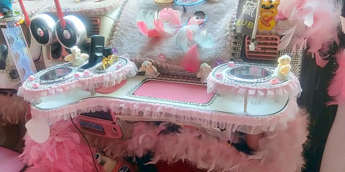 ▲網友分享自己的車子內部裝飾，全粉紅配件引發熱議。（圖／爆怨2公社）