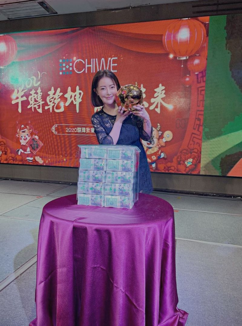 ▲趙心妍和1000萬現金合照。(圖/云集匯提供)