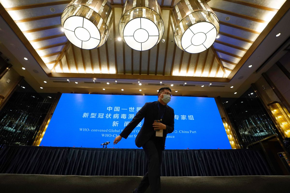 ▲WHO專家調查小組、中國衛健委新冠疫情應對專家組組長梁萬年，今（9）日下午在武漢一家飯店舉行新聞發布會。（圖／美聯社／達志影像）