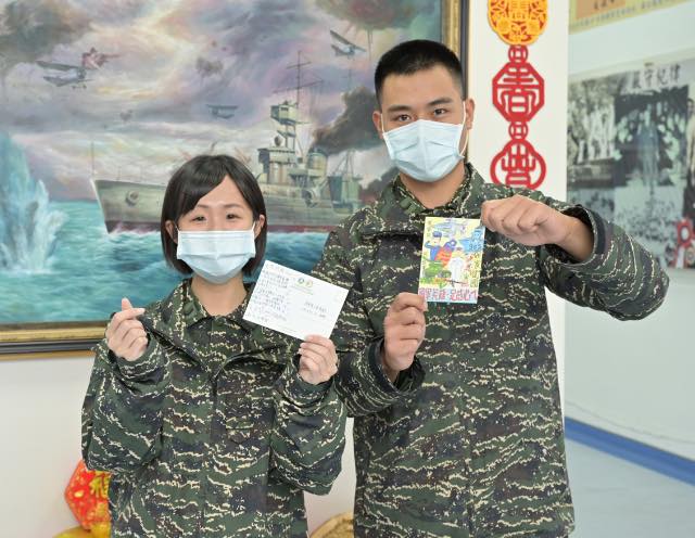 ▲「全民國防，由敬軍起」，屏東學子寫卡片感謝國軍守護家園。（圖／教育部屏東聯絡處提供）