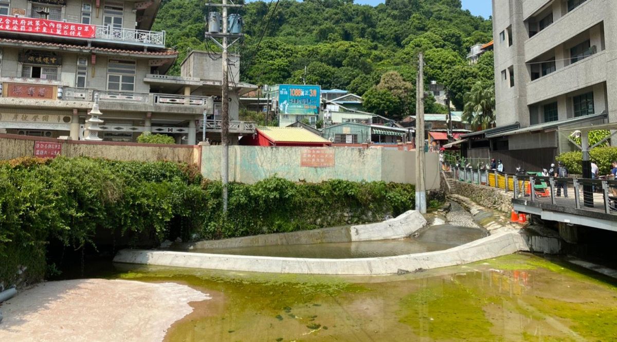 ▲龍巖冽泉打掉重練後，不僅「排洪與景觀生態兼顧」也滿足民眾親水期待，目前工程進度約9成，近期就能開放。（圖／高市府水利局提供）