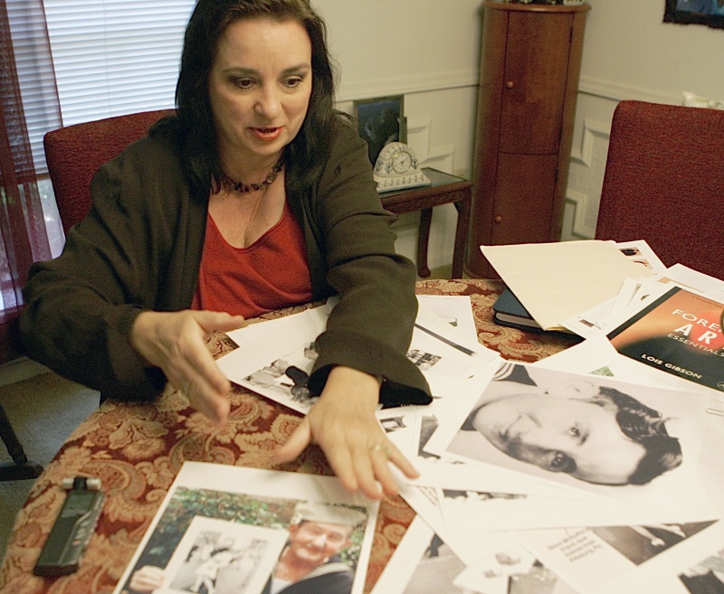 ▲美國有一名叫羅伊斯·吉布森（Lois Gibson）的女士，從事法醫素描師的工作已經30多年，藉著出色的繪畫技巧，至今已讓超過1000名的罪犯被繩之以法，是美國有名的「天才素描師」、「罪犯剋星」。（圖／美聯社／達志影像）