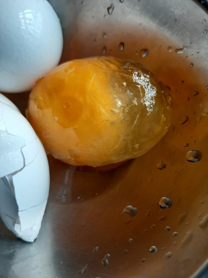 ▲近日卻有網友在網路上分享他自己煮泡麵遇到的情況，他拿出雞蛋一敲開竟跑出了「果凍蛋」。（圖／翻攝自《Dcard》）
