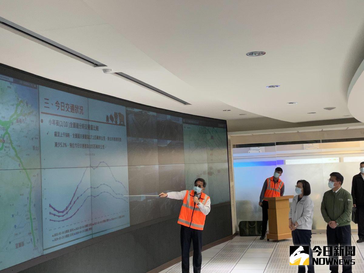 ▲高公局長趙興華向總統蔡英文簡報春節期間的路況預測及疏導措施。（圖／記者陳志仁攝，2021.02.10）