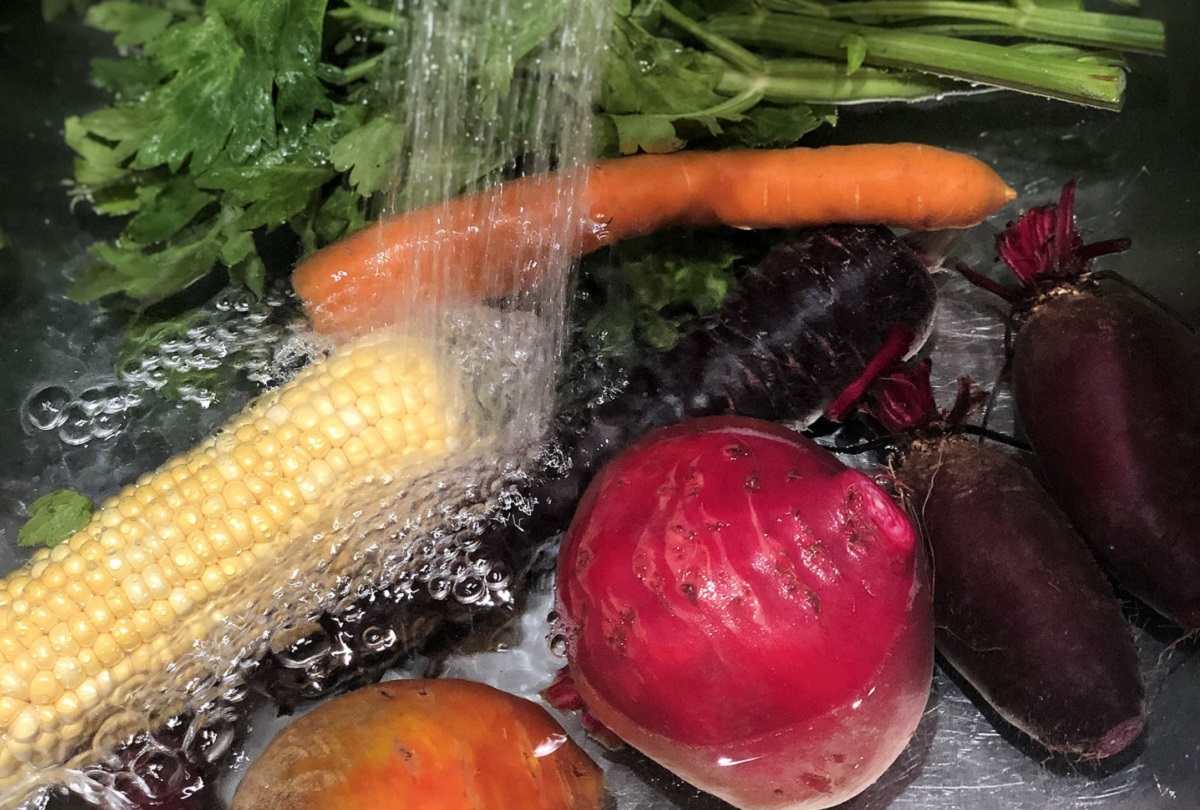 ▲清洗蔬菜時應該「先洗再切」還是「先切再洗」？食藥署就在「闢謠專區」解答了。（圖／取自pixabay）