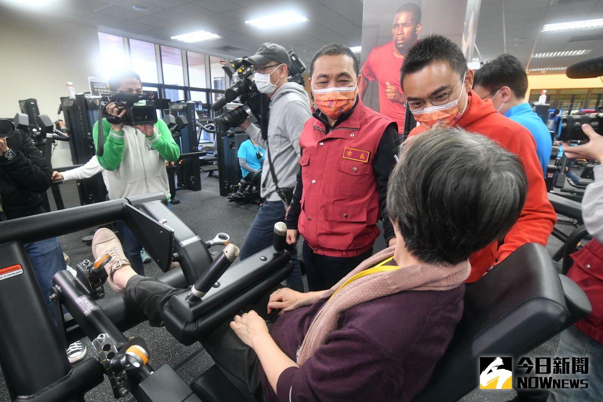 ▲侯友宜今（10）日前往林口國民運動中心視察，了解防疫相關作為。（圖／記者陳志仁攝，2021.02.10）