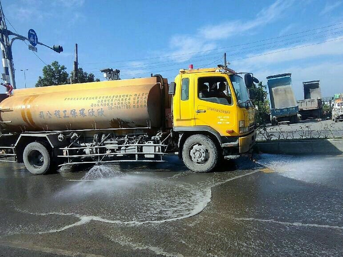 ▲屏東縣政府環保局首度與縣內64家砂石場合作進行聯合大洗掃，協調砂石場及疏濬工程業者共同進行重點道路年終聯合大洗掃作業。（圖／屏東縣政府提供, 2021.02.10）