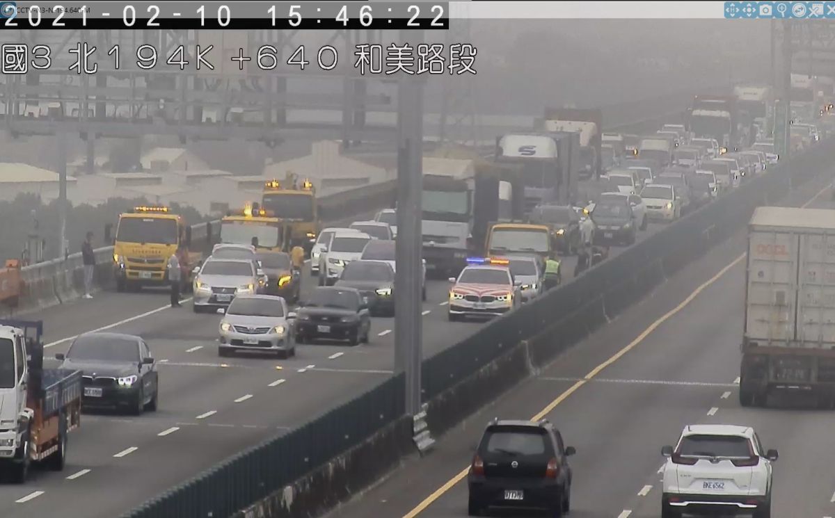 ▲連續假期第一天，今（10）日截至17時，國道路況大致正常，但國3南向194.4公里內側及外側車道3輛小客車追撞事故，回堵2公里。（圖/高公局提供）