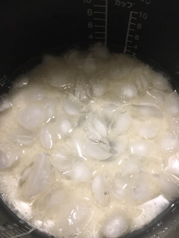 ▲原PO表示,只要在水時放入冰塊,煮出來的飯就會粒粒分明。(圖/翻攝自《廚藝公社》