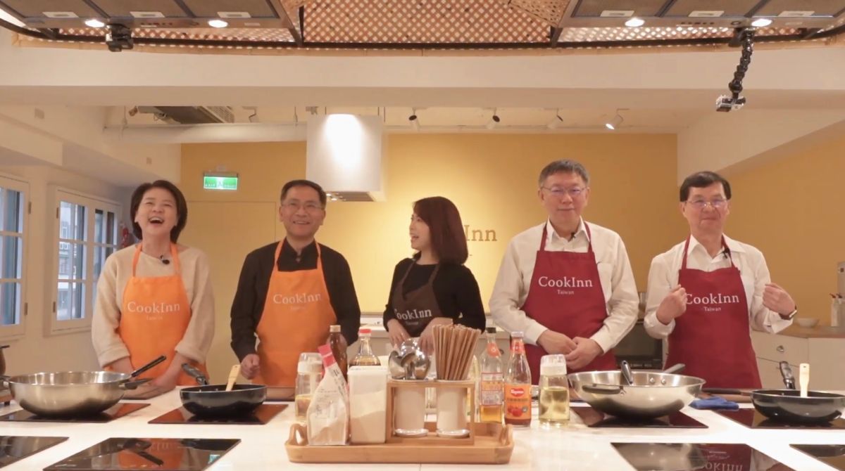 ▲台北市長柯文哲與三位副市長及發言人陳智菡，一同進行烹飪年菜大PK。不過過程中柯文哲竟然成為「豬隊友」？（圖／翻攝柯文哲臉書）