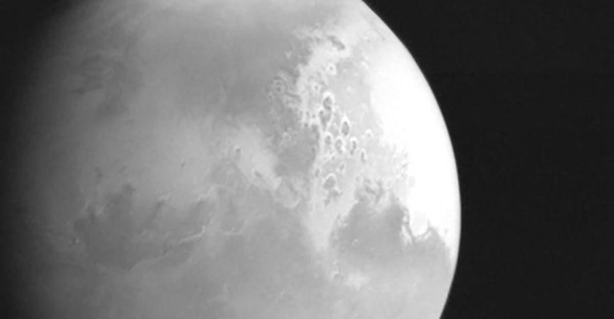 ▲中國首次火星探測任務「天問一號」探測器去年7月發射後，之前已傳回首幅火星黑白圖像。（圖／翻攝微博）