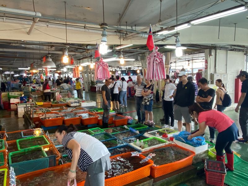 ▲富基魚市過年期間天天不打烊，讓過年時來到北海岸春遊的民眾，有個大啖海鮮美食的好去處。（圖／新北市政府漁業處提供）