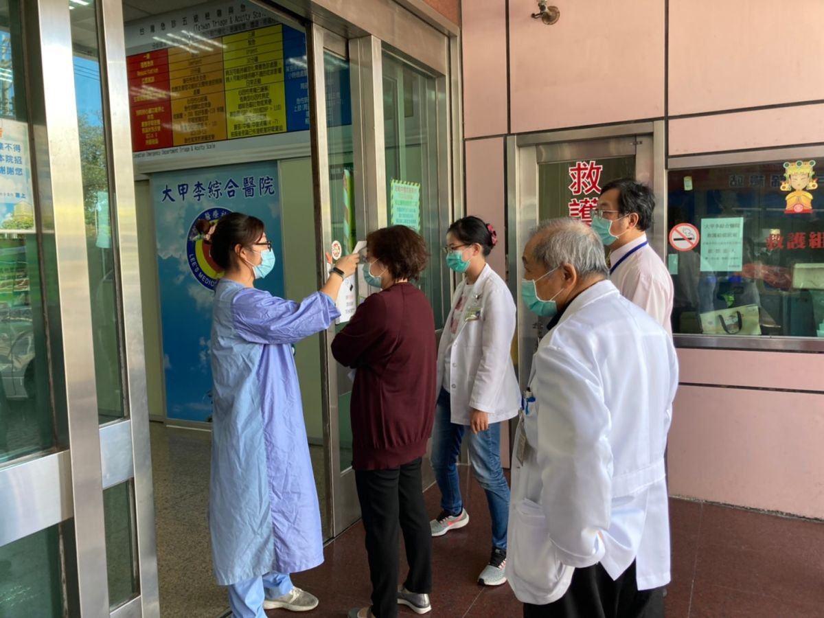 ▲央流行疫情指揮中心今(28)日宣布，考量全國新增病例數持續下降，國內疫情穩定可控，經衡酌民眾探病需求及醫院防疫安全，自今(2022)年12月10日起有條件開放全國醫院住院病人探病。(圖／衛生局提供2021.2.11)